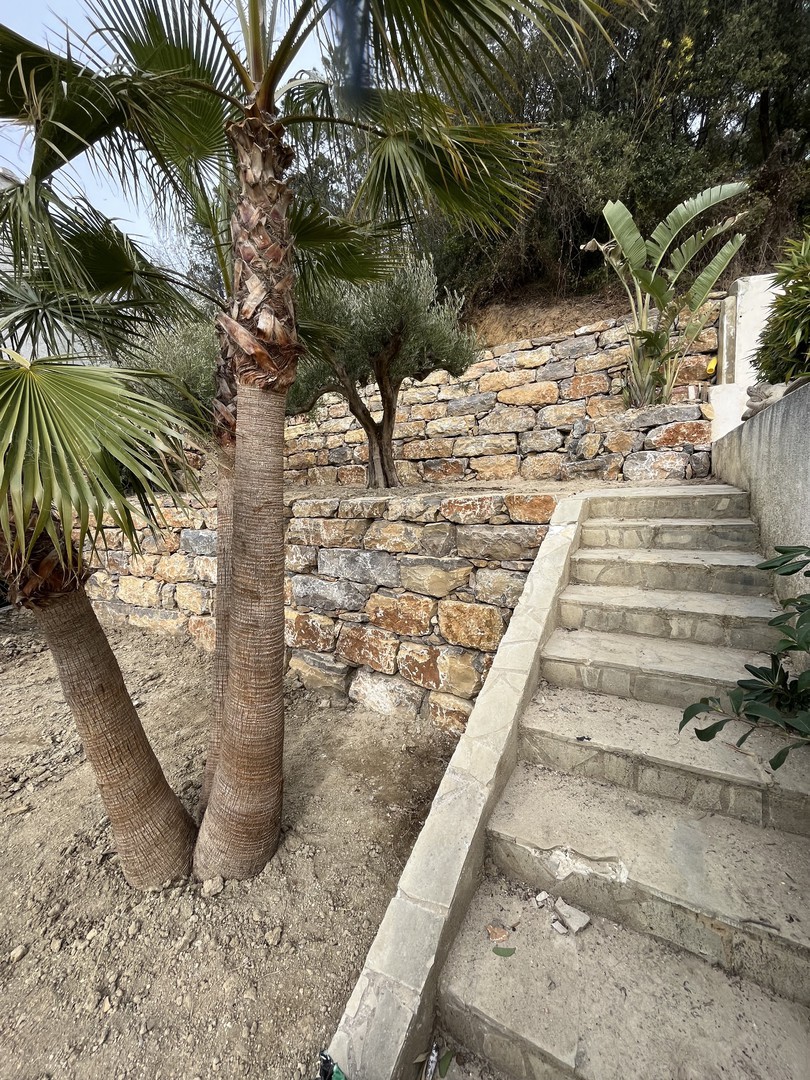 Enrochement paysager à Mandelieu la Napoule et création de jardin méditerranéen
